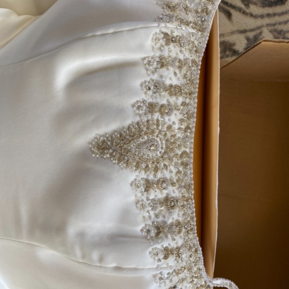 Beautiful off-white wedding gown! - Picture 4 of 5